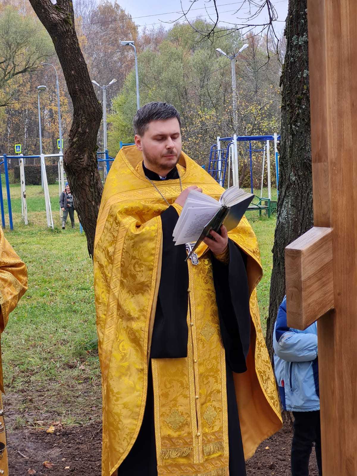 Освящение поклонного креста в поселке ЛМС Освящение поклонного креста в поселке ЛМС