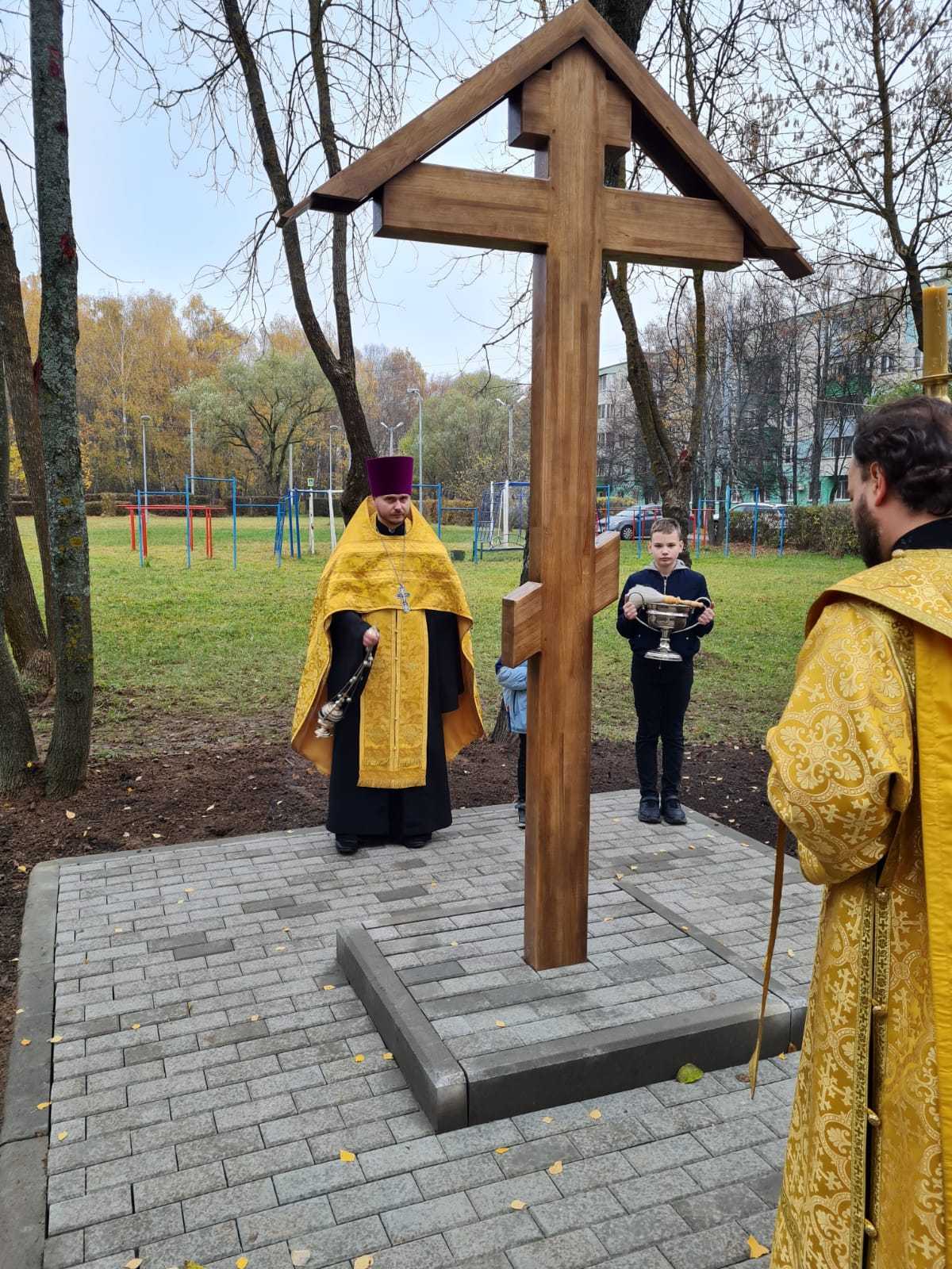 Освящение поклонного креста в поселке ЛМС Освящение поклонного креста в поселке ЛМС
