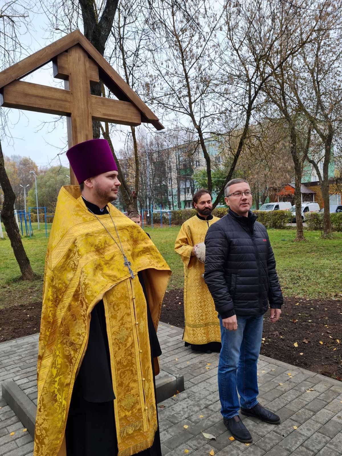 Освящение поклонного креста в поселке ЛМС Освящение поклонного креста в поселке ЛМС