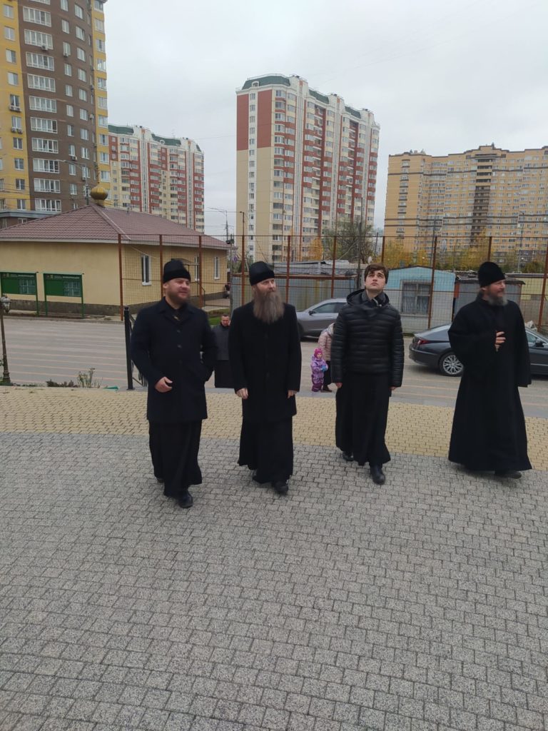 Епископ Павлово-Посадский Силуан возглавил Божественную Литургию в храме Новомученников и Исповедников Российских на спецобъекте в Коммунарке