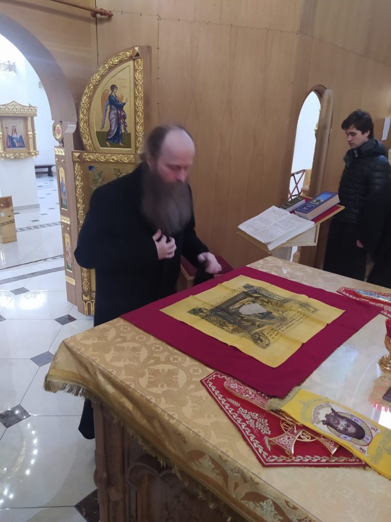 Епископ Павлово-Посадский Силуан возглавил Божественную Литургию в храме Новомученников и Исповедников Российских на спецобъекте в Коммунарке