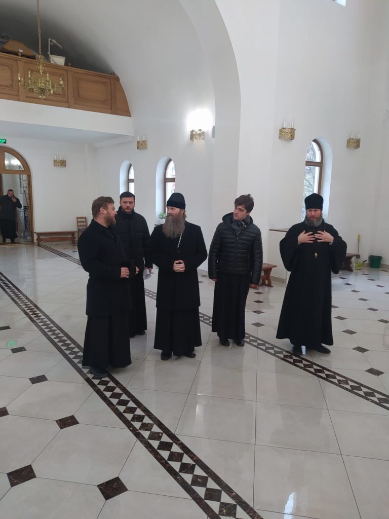 Епископ Павлово-Посадский Силуан возглавил Божественную Литургию в храме Новомученников и Исповедников Российских на спецобъекте в Коммунарке