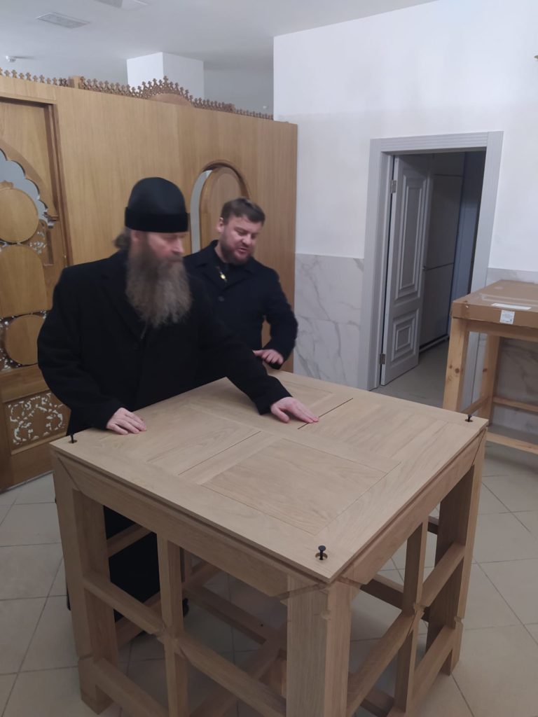 Епископ Павлово-Посадский Силуан возглавил Божественную Литургию в храме Новомученников и Исповедников Российских на спецобъекте в Коммунарке