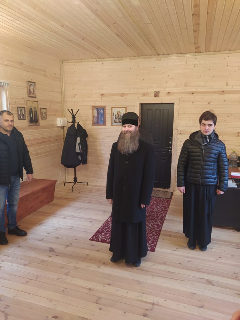 Епископ Павлово-Посадский Силуан возглавил Божественную Литургию в храме Новомученников и Исповедников Российских на спецобъекте в Коммунарке