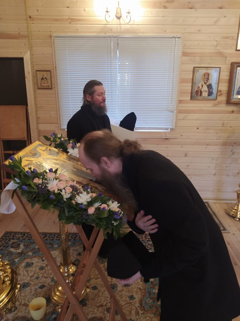 Епископ Павлово-Посадский Силуан возглавил Божественную Литургию в храме Новомученников и Исповедников Российских на спецобъекте в Коммунарке