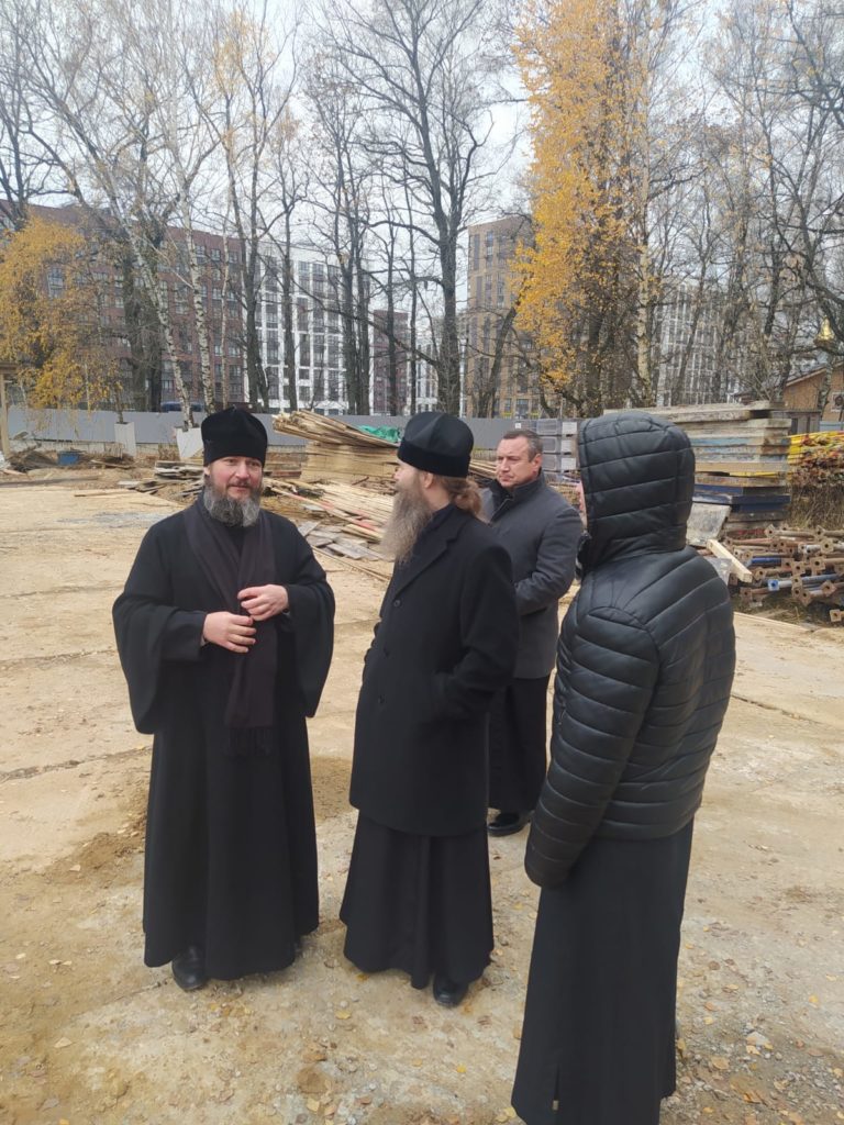 Епископ Павлово-Посадский Силуан возглавил Божественную Литургию в храме Новомученников и Исповедников Российских на спецобъекте в Коммунарке