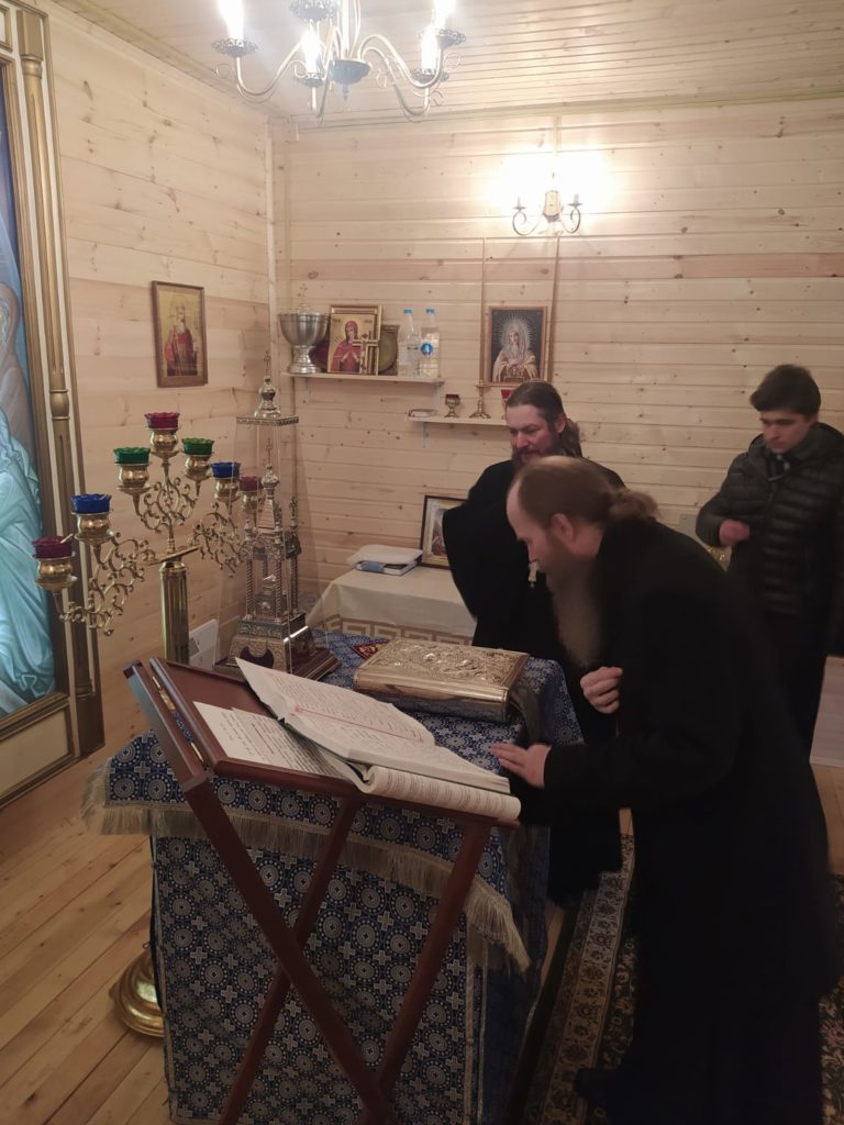 Епископ Павлово-Посадский Силуан возглавил Божественную Литургию в храме Новомученников и Исповедников Российских на спецобъекте в Коммунарке