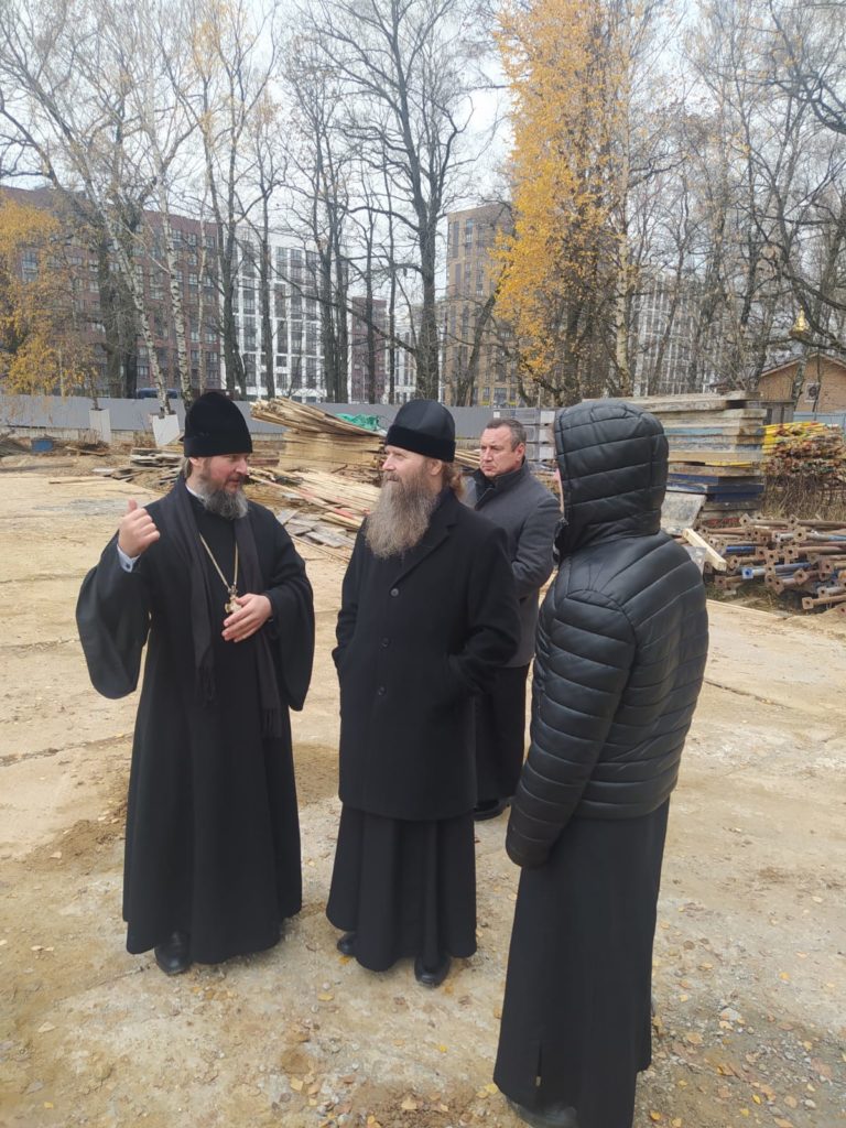 Епископ Павлово-Посадский Силуан возглавил Божественную Литургию в храме Новомученников и Исповедников Российских на спецобъекте в Коммунарке