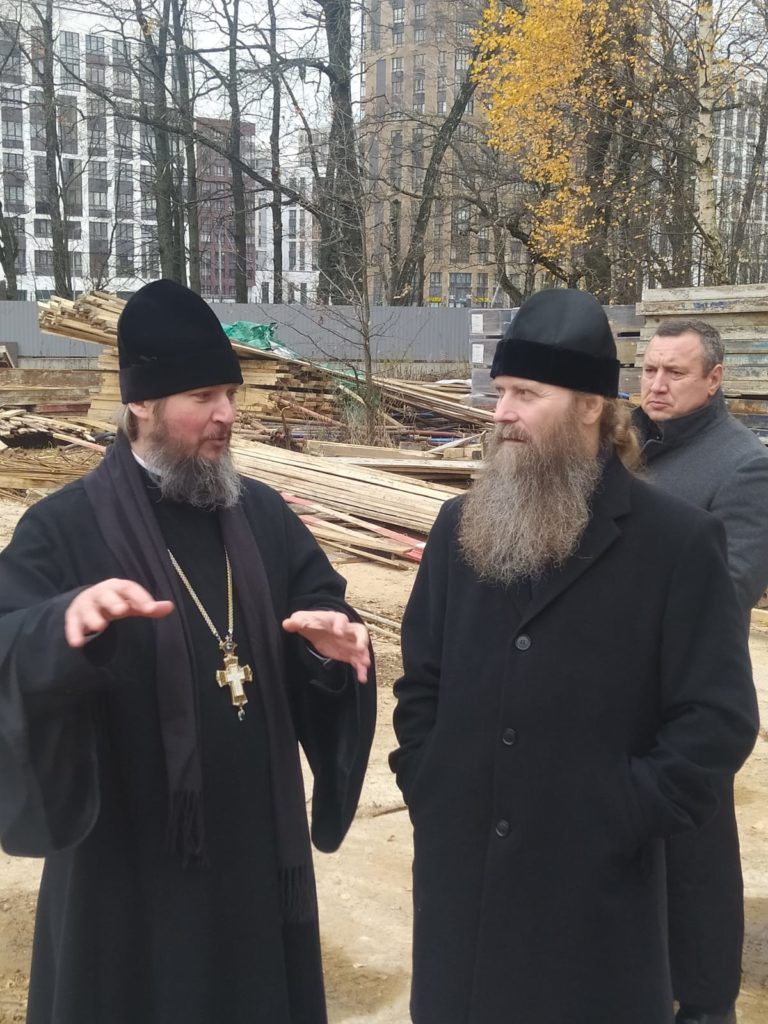 Епископ Павлово-Посадский Силуан возглавил Божественную Литургию в храме Новомученников и Исповедников Российских на спецобъекте в Коммунарке