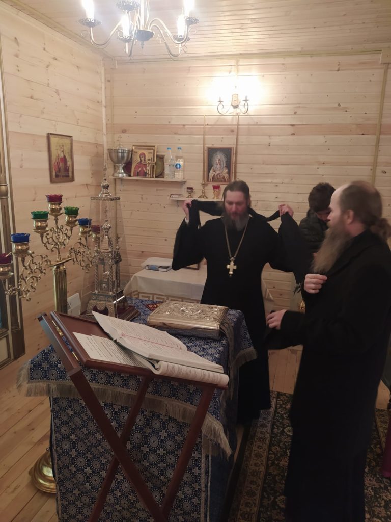 Епископ Павлово-Посадский Силуан возглавил Божественную Литургию в храме Новомученников и Исповедников Российских на спецобъекте в Коммунарке