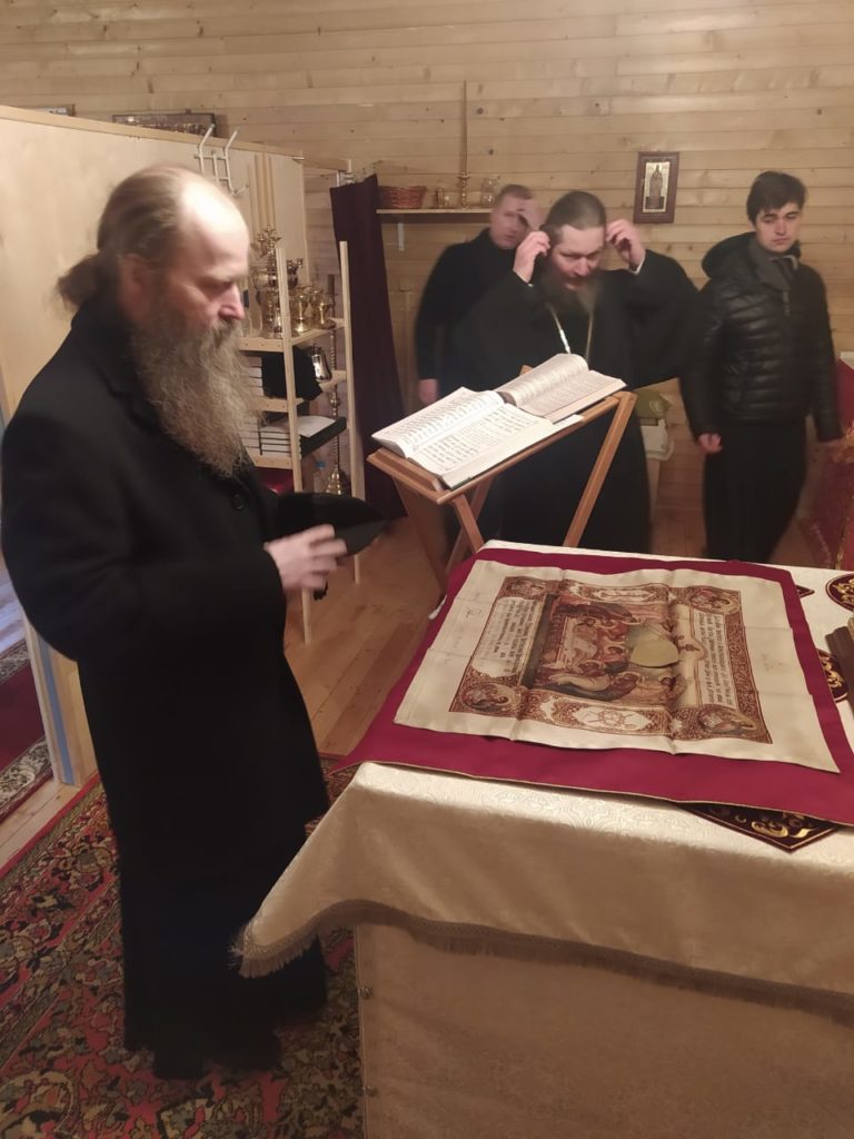 Епископ Павлово-Посадский Силуан возглавил Божественную Литургию в храме Новомученников и Исповедников Российских на спецобъекте в Коммунарке
