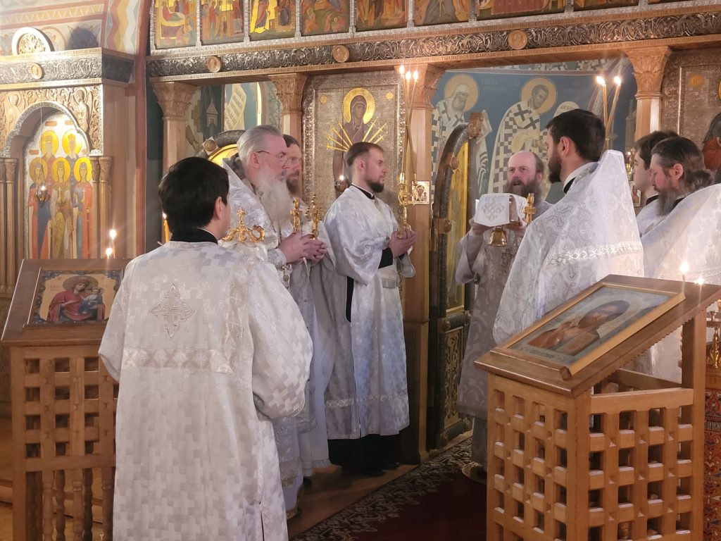 Епископ Павлово-Посадский Силуан возглавил Божественную Литургию в храме Новомученников и Исповедников Российских на спецобъекте в Коммунарке Епископ Павлово-Посадский Силуан возглавил Божественную Литургию в храме Новомученников и Исповедников Российских на спецобъекте в Коммунарке