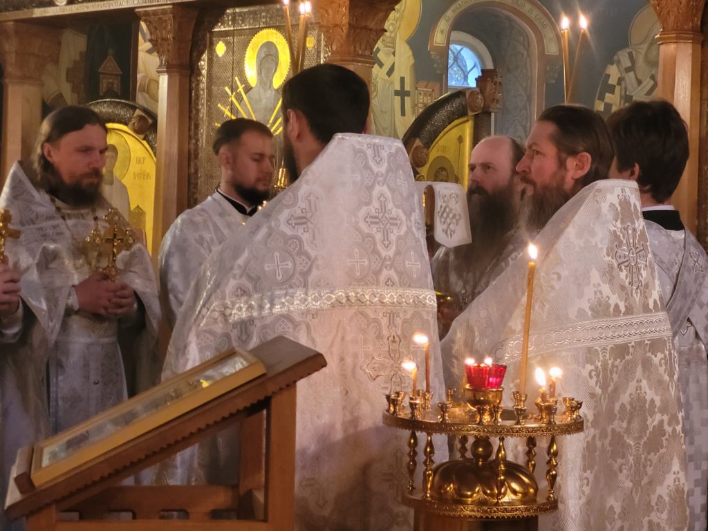 Епископ Павлово-Посадский Силуан возглавил Божественную Литургию в храме Новомученников и Исповедников Российских на спецобъекте в Коммунарке Епископ Павлово-Посадский Силуан возглавил Божественную Литургию в храме Новомученников и Исповедников Российских на спецобъекте в Коммунарке