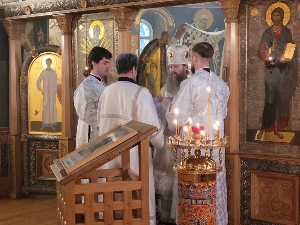 Епископ Павлово-Посадский Силуан возглавил Божественную Литургию в храме Новомученников и Исповедников Российских на спецобъекте в Коммунарке Епископ Павлово-Посадский Силуан возглавил Божественную Литургию в храме Новомученников и Исповедников Российских на спецобъекте в Коммунарке