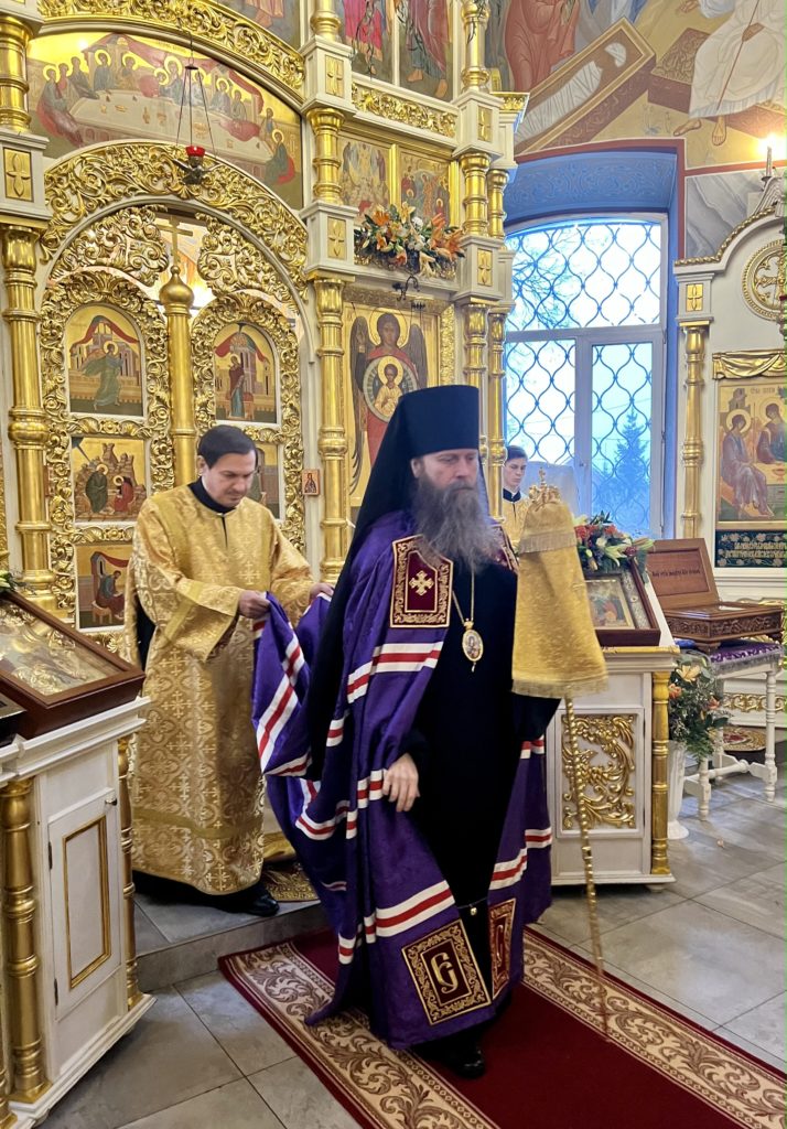 Архиерейское богослужение в храме Архангела Михаила в Летове Архиерейское богослужение в храме Архангела Михаила в Летове