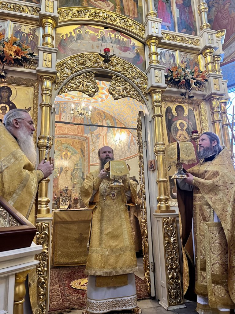 Архиерейское богослужение в храме Архангела Михаила в Летове Архиерейское богослужение в храме Архангела Михаила в Летове