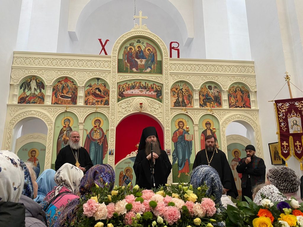 Архиерейское богослужение в храме Александра Невского в Пыхтино Архиерейское богослужение в храме Александра Невского в Пыхтино