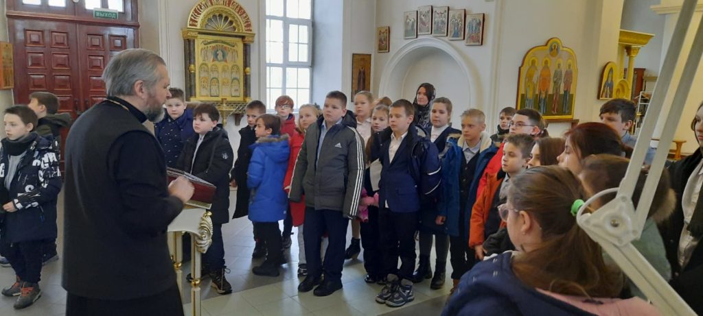 Школьники на экскурсии в кленовском храме