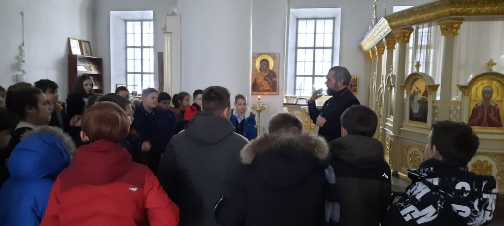 Школьники на экскурсии в кленовском храме