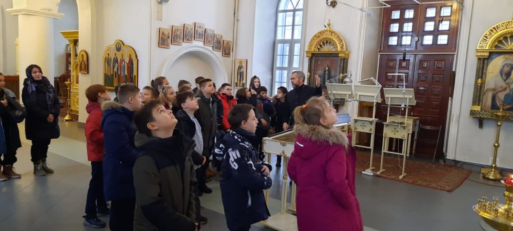 Школьники на экскурсии в кленовском храме