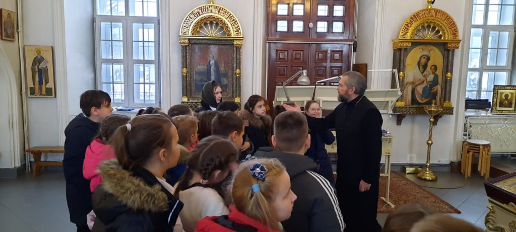 Школьники на экскурсии в кленовском храме