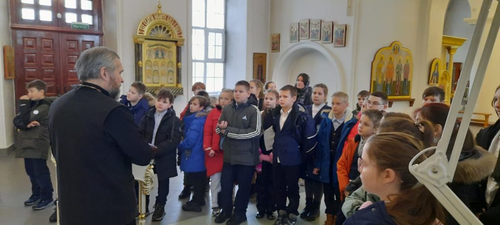 Школьники на экскурсии в кленовском храме