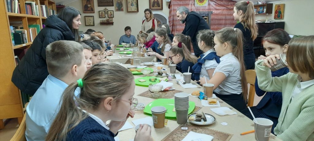 Школьники на экскурсии в кленовском храме