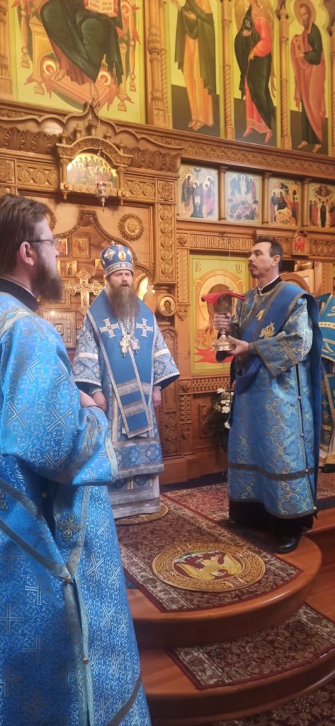 Архиерейское богослужение в храме Покрова Божией Матери на Десне Архиерейское богослужение в храме Покрова Божией Матери на Десне