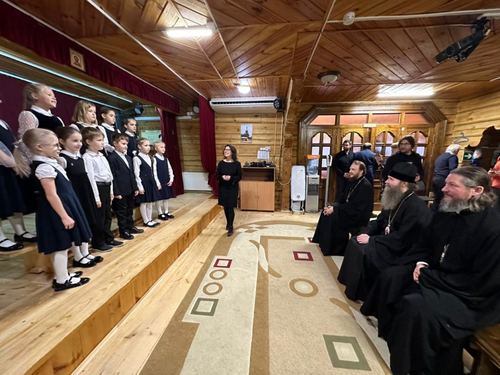 Архиерейское богослужение в храме Покрова Божией Матери на Десне Архиерейское богослужение в храме Покрова Божией Матери на Десне