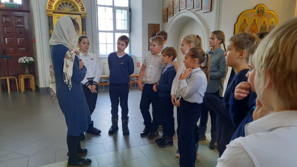 Пятиклассники в храме святителя Николая