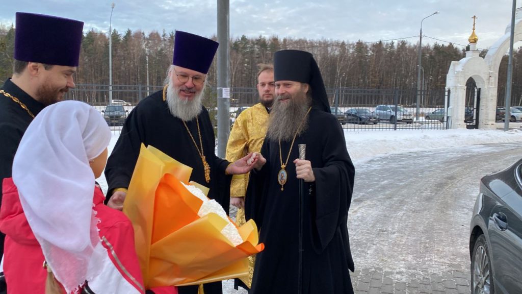 Архиерейское богослужение в храме Александра Невского в Пыхтино Архиерейское богослужение в храме Александра Невского в Пыхтино