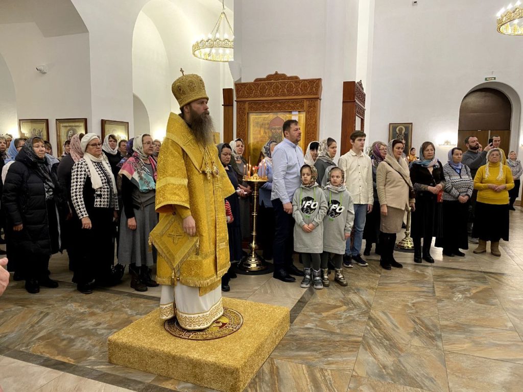 Архиерейское богослужение в храме Александра Невского в Пыхтино Архиерейское богослужение в храме Александра Невского в Пыхтино