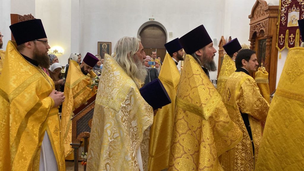 Архиерейское богослужение в храме Александра Невского в Пыхтино Архиерейское богослужение в храме Александра Невского в Пыхтино