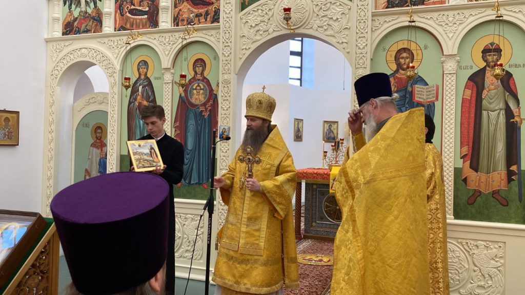 Архиерейское богослужение в храме Александра Невского в Пыхтино Архиерейское богослужение в храме Александра Невского в Пыхтино