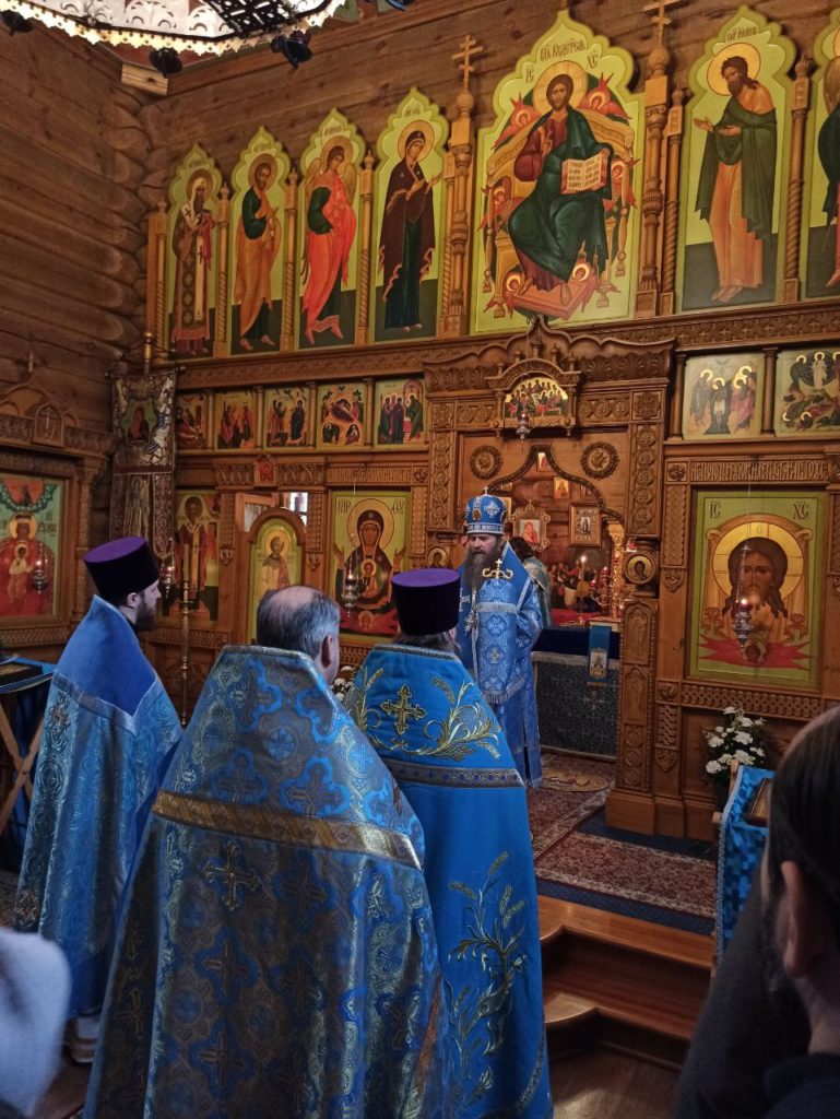 Архиерейское богослужение в храме Покрова Божией Матери на Десне Архиерейское богослужение в храме Покрова Божией Матери на Десне
