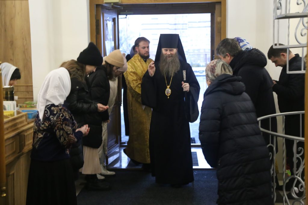 Архиерейское богослужение в храме Преображения Господня в п. Коммунарка Архиерейское богослужение в храме Преображения Господня в п. Коммунарка
