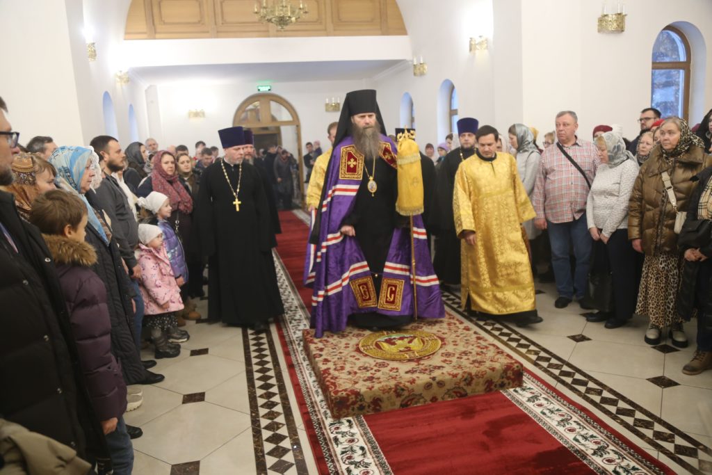 Архиерейское богослужение в храме Преображения Господня в п. Коммунарка Архиерейское богослужение в храме Преображения Господня в п. Коммунарка