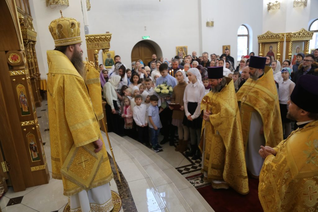 Архиерейское богослужение в храме Преображения Господня в п. Коммунарка Архиерейское богослужение в храме Преображения Господня в п. Коммунарка
