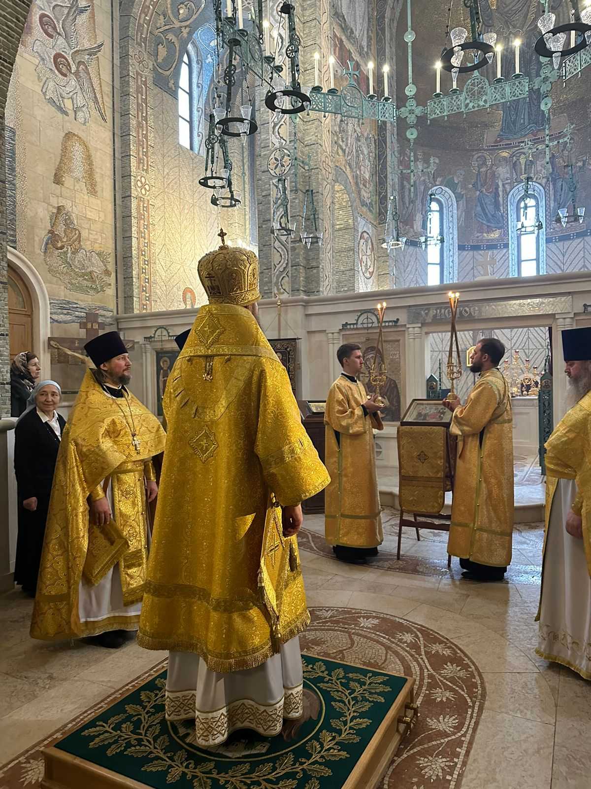 Епископ Павлово-Посадский Силуан совершил Божественную литургию в Храме Трех Святителей в доме отдыха «Архангельское» Епископ Павлово-Посадский Силуан совершил Божественную литургию в Храме Трех Святителей в доме отдыха «Архангельское»