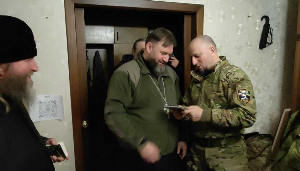 Встреча со священнослужителями, сопровождающими мироточивую икону Песчанской Божией Матери Встреча со священнослужителями, сопровождающими мироточивую икону Песчанской Божией Матери