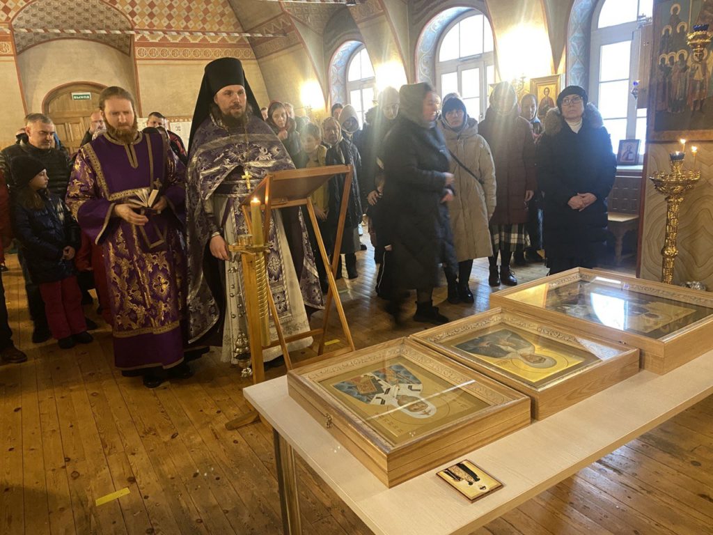 Освящение новых икон для храма святых Новомучеников и Исповедников Российских в Коммунарке Освящение новых икон для храма святых Новомучеников и Исповедников Российских в Коммунарке