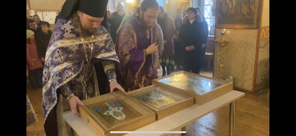 Освящение новых икон для храма святых Новомучеников и Исповедников Российских в Коммунарке Освящение новых икон для храма святых Новомучеников и Исповедников Российских в Коммунарке