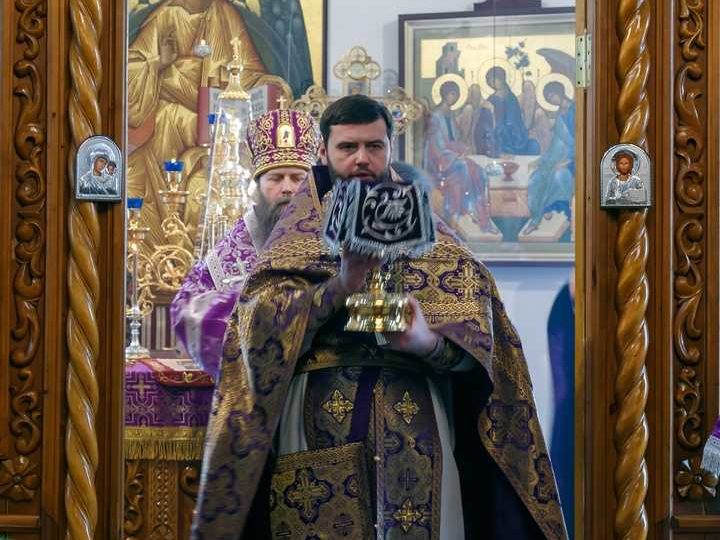 В храме Живоначальной Троицы в Ознобишине состоялось архиерейское богослужение В храме Живоначальной Троицы в Ознобишине состоялось архиерейское богослужение