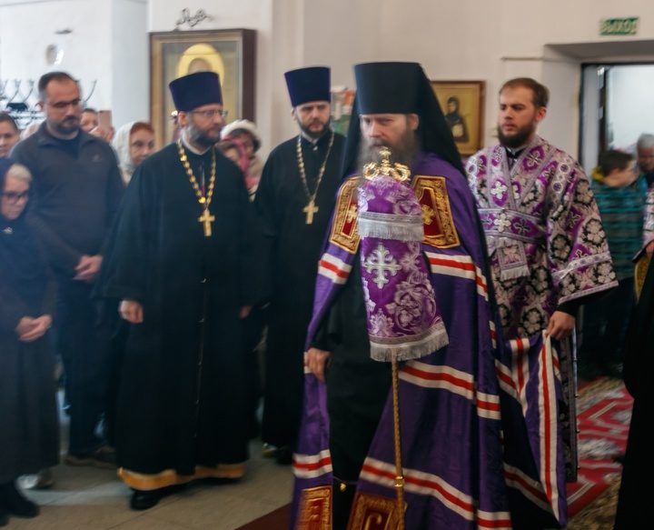 В храме Живоначальной Троицы в Ознобишине состоялось архиерейское богослужение В храме Живоначальной Троицы в Ознобишине состоялось архиерейское богослужение