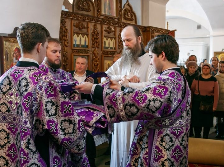 В храме Живоначальной Троицы в Ознобишине состоялось архиерейское богослужение В храме Живоначальной Троицы в Ознобишине состоялось архиерейское богослужение
