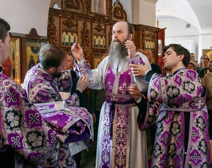 В храме Живоначальной Троицы в Ознобишине состоялось архиерейское богослужение В храме Живоначальной Троицы в Ознобишине состоялось архиерейское богослужение