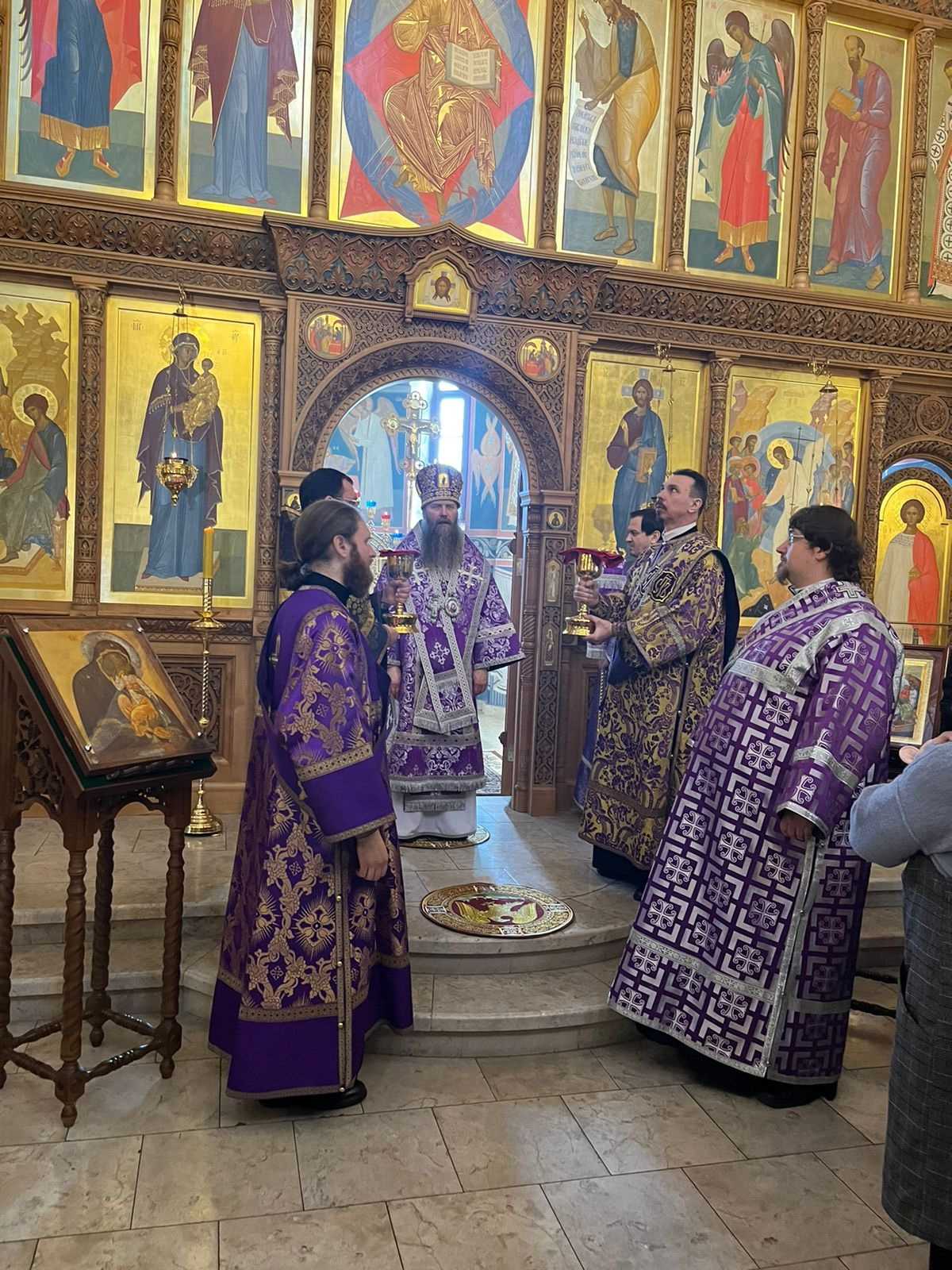 Архиерейское богослужение в храме Воскресения Христова в Поповке Архиерейское богослужение в храме Воскресения Христова в Поповке